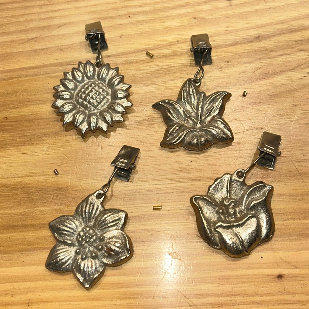 Vintage metal tablecloth weights 4 different flower patterns with clips